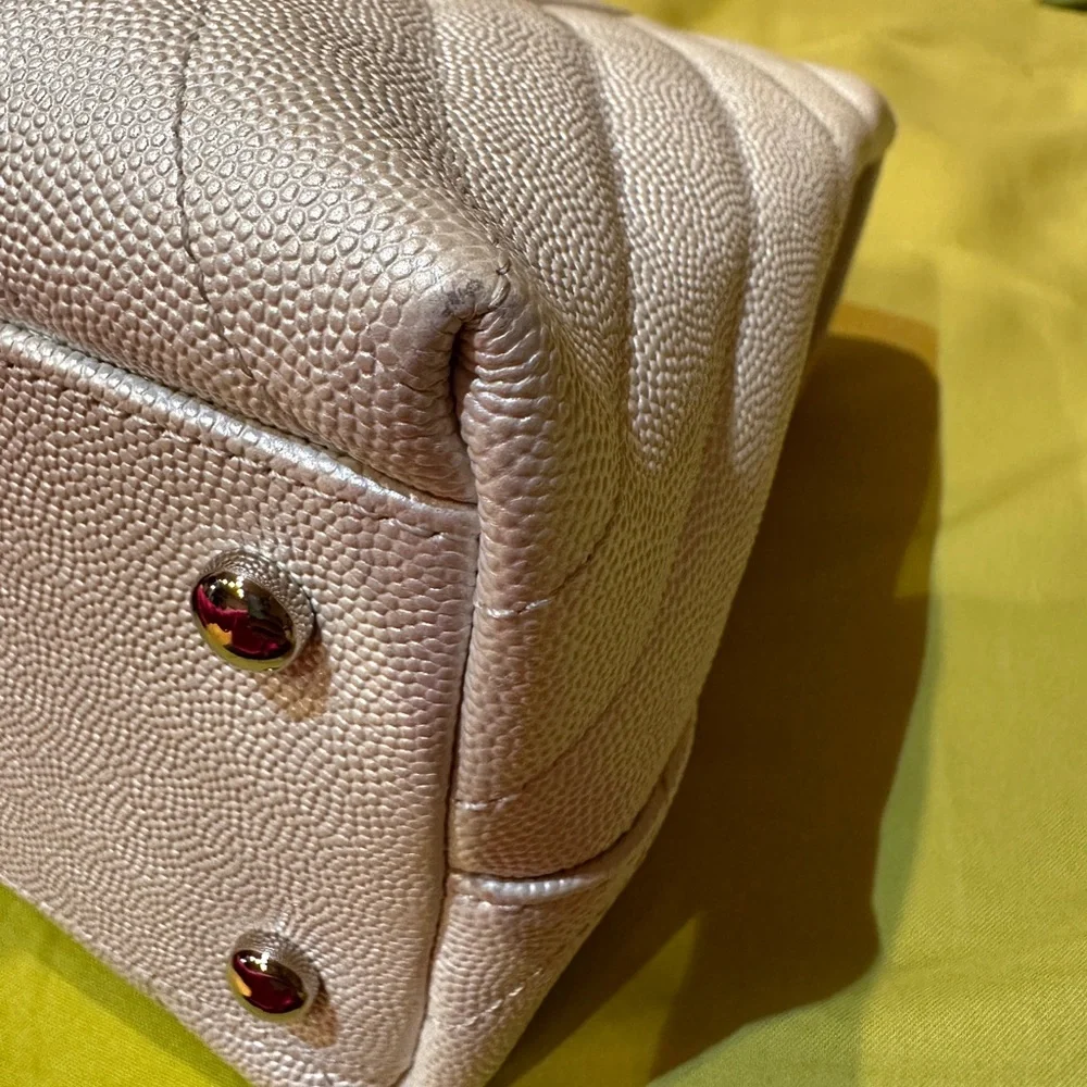 Chanel pearlescent white coco handle medium/large size. - Picture 6 of 16